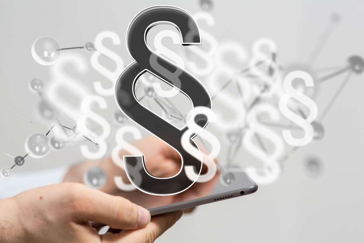 Smarttelefon med paragraf-symboler – symbol for digitale rettigheter og juridisk trygghet